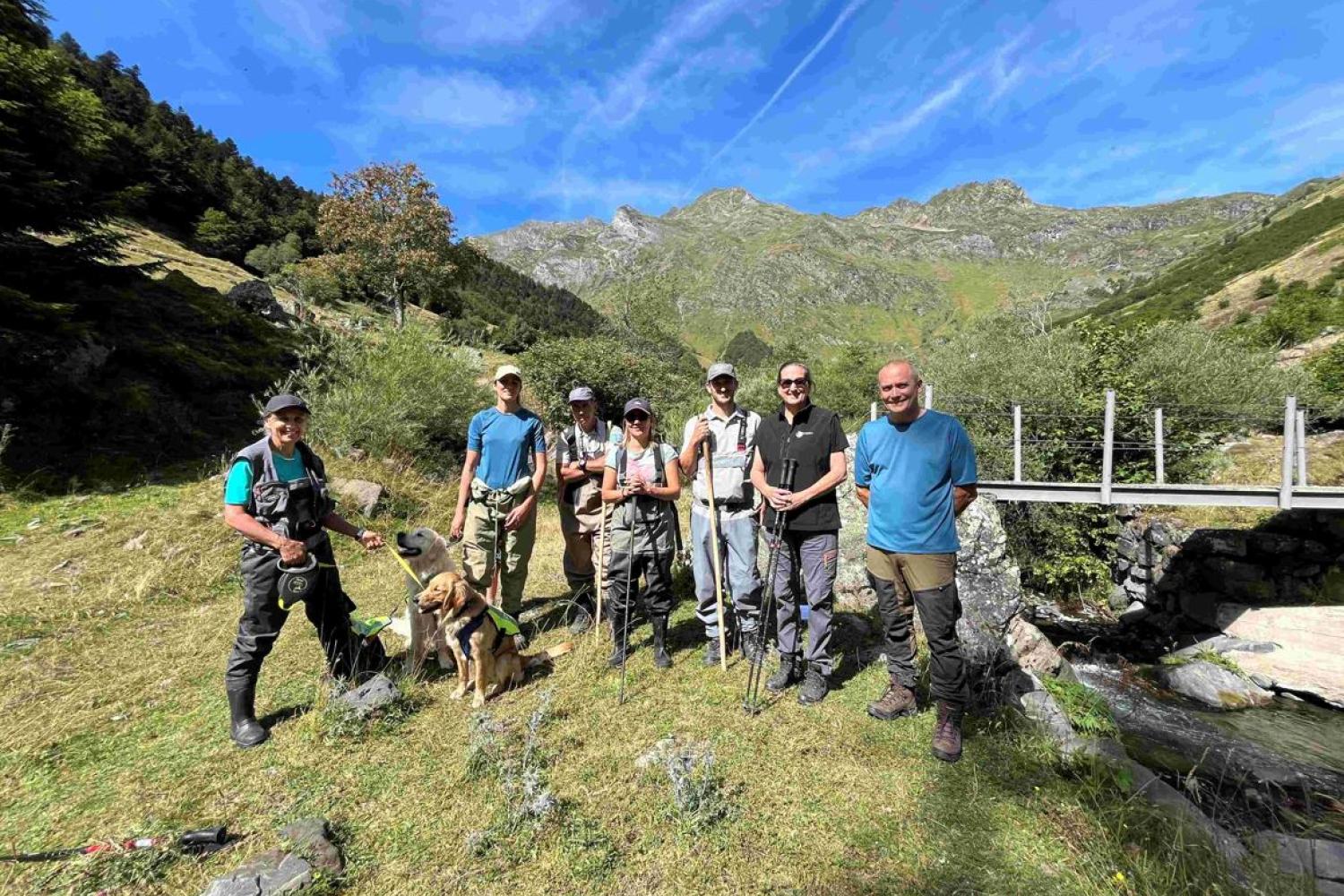 Isabelle de Joantho et Morgane de Joantho, portant le programme Bio’s Flair, Eric Buffard, garde-moniteur PNP, Marie Emilie Navel, technicien Natura 2000 à la CC PVG ; Jérôme Lafitte, chargé de mission Faune PNP, Melina Roth, directrice PNP et Emmanuel de Joantho, programme Bio’s Flair ©C. Bapt/ PNP